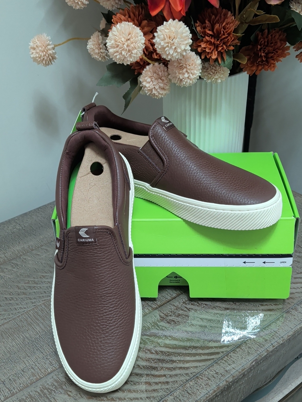 Cariuma "The Oca"  Unisex Pebbled Leather Slip On Sneaker